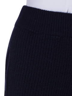 بنطال بأرجل واسعة وتصميم وجه مبتسم