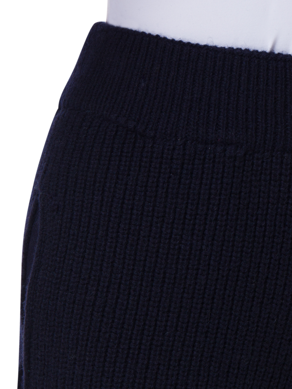 بنطال بأرجل واسعة وتصميم وجه مبتسم