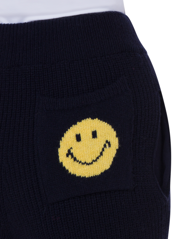 بنطال بأرجل واسعة وتصميم وجه مبتسم