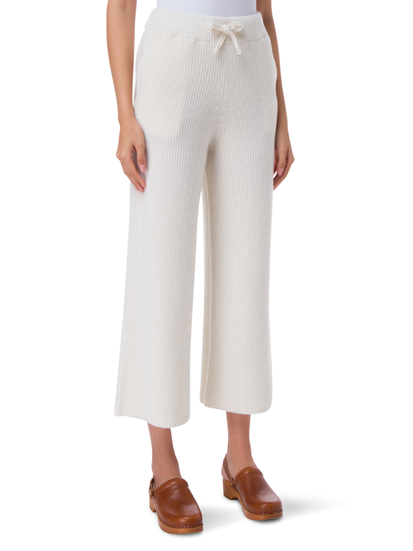 بنطال بأرجل واسعة وتصميم وجه مبتسم