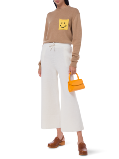 بنطال بأرجل واسعة وتصميم وجه مبتسم