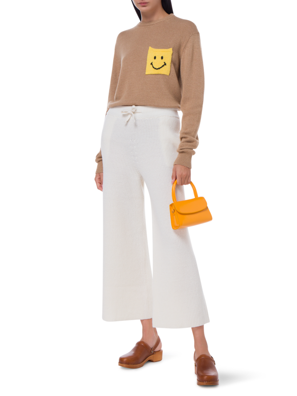 بنطال بأرجل واسعة وتصميم وجه مبتسم