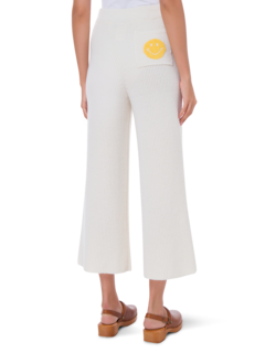 بنطال بأرجل واسعة وتصميم وجه مبتسم