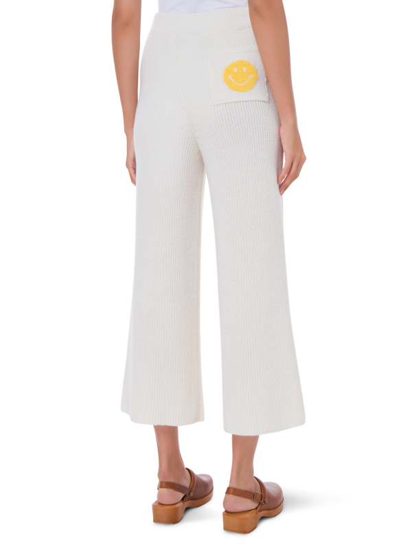 بنطال بأرجل واسعة وتصميم وجه مبتسم