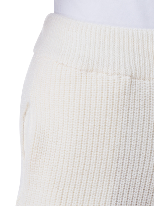 بنطال بأرجل واسعة وتصميم وجه مبتسم