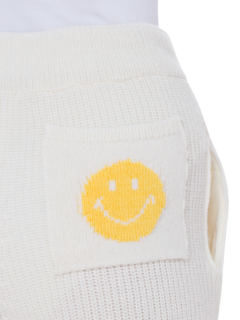 بنطال بأرجل واسعة وتصميم وجه مبتسم