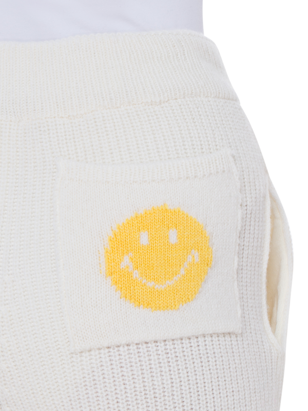 بنطال بأرجل واسعة وتصميم وجه مبتسم