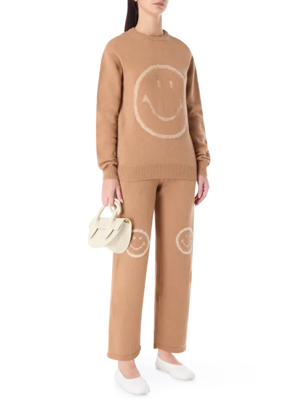 سترة بفتحة رقبة مستديرة وتصميم وجه مبتسم