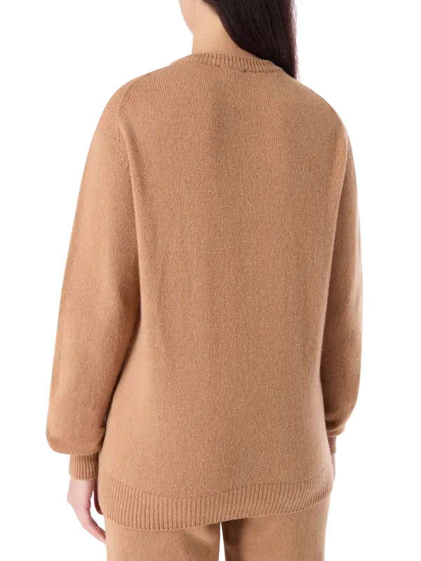 سترة بفتحة رقبة مستديرة وتصميم وجه مبتسم