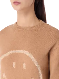 سترة بفتحة رقبة مستديرة وتصميم وجه مبتسم