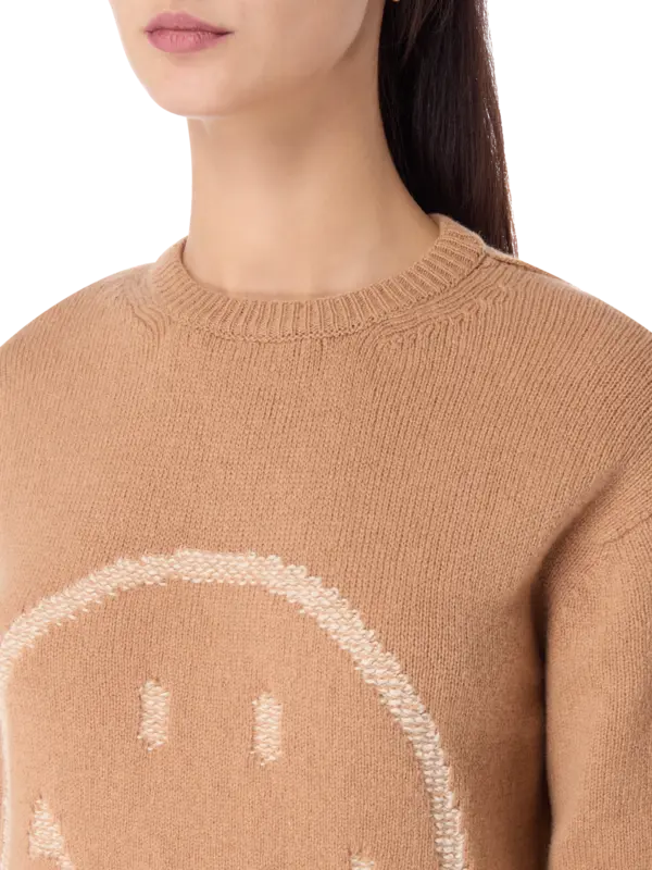 سترة بفتحة رقبة مستديرة وتصميم وجه مبتسم