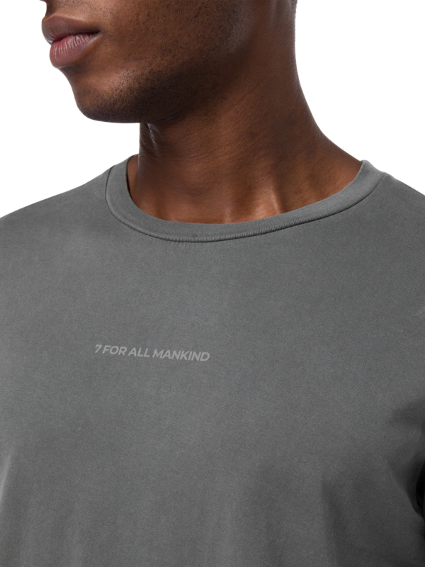 تيشيرت بصبغة معدنية