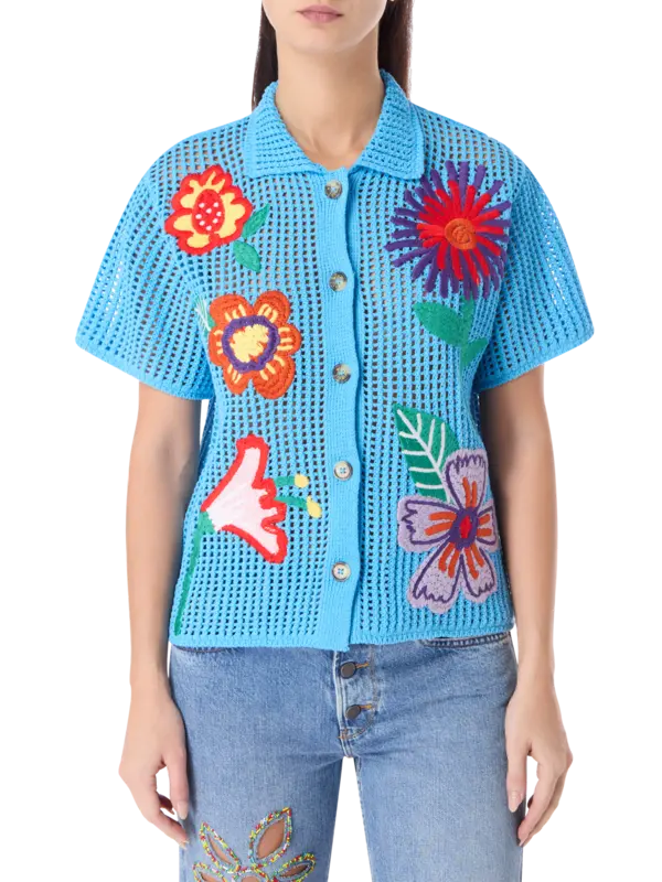 قميص مطرز بزهور من الكروشيه