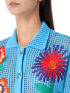 قميص مطرز بزهور من الكروشيه