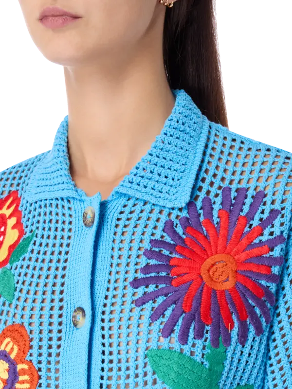 قميص مطرز بزهور من الكروشيه