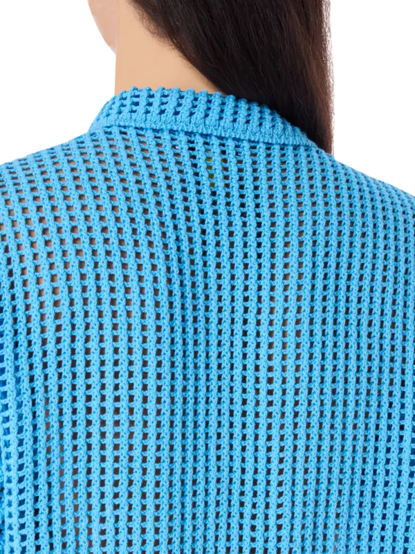 قميص مطرز بزهور من الكروشيه