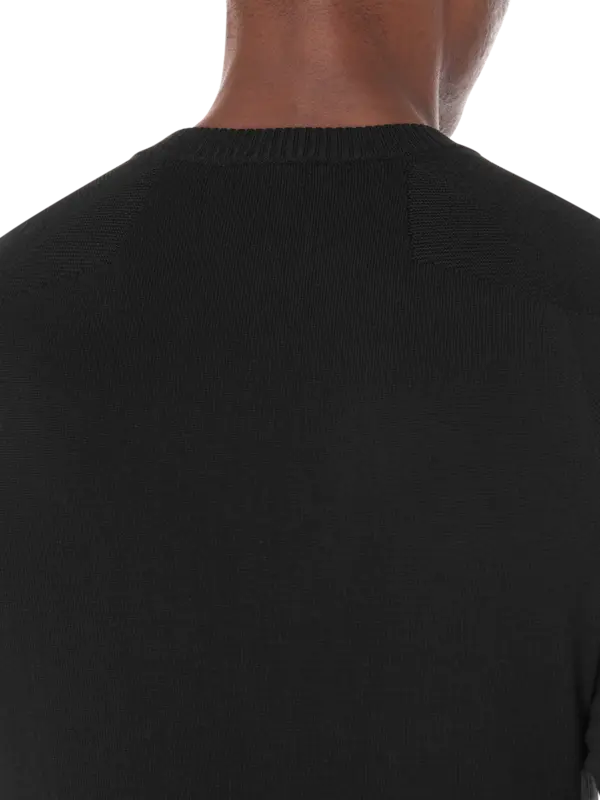 سترة بفتحة رقبة مستديرة