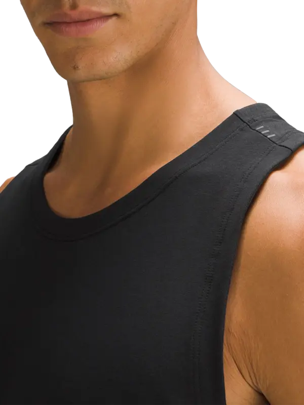 بلوزة بدون أكمام من تشكيلة زيرود إن