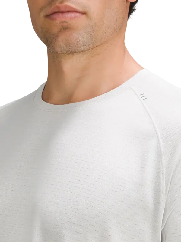 تيشرت بأكمام قصيرة من تشكيلة لايسنس تو ترين