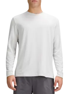 تيشرت بقصة واسعة وأكمام طويلة من تشكيلة لايسنس تو ترين