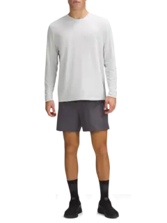 تيشرت بقصة واسعة وأكمام طويلة من تشكيلة لايسنس تو ترين