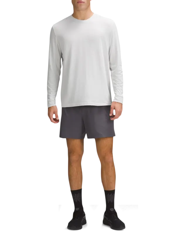 تيشرت بقصة واسعة وأكمام طويلة من تشكيلة لايسنس تو ترين