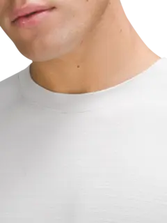 تيشرت بقصة واسعة وأكمام طويلة من تشكيلة لايسنس تو ترين