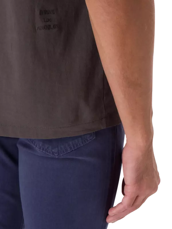 تيشيرت مزين بشعار فريم