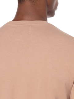 تيشيرت بإطار مزين بشعار