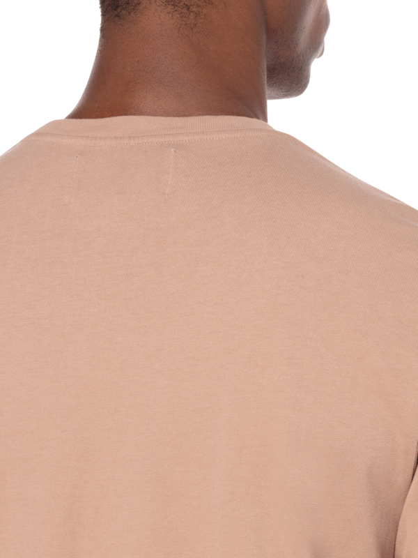 تيشيرت بإطار مزين بشعار