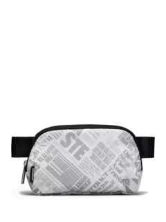 حقيبة Everywhere بحزام مزينة بطبعة مانفيستو