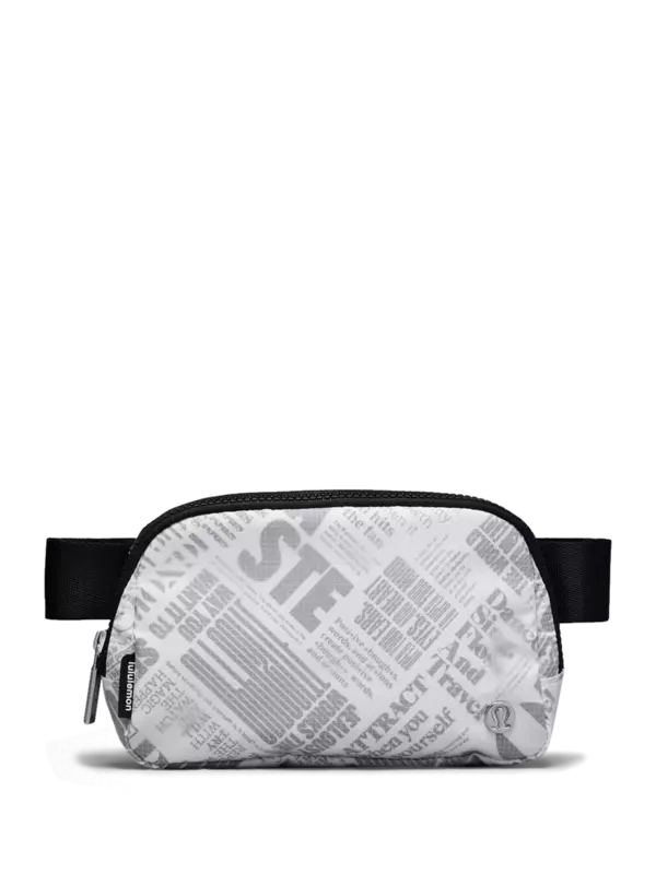 حقيبة Everywhere بحزام مزينة بطبعة مانفيستو