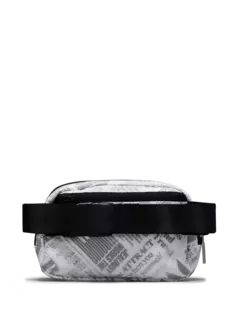 حقيبة Everywhere بحزام مزينة بطبعة مانفيستو