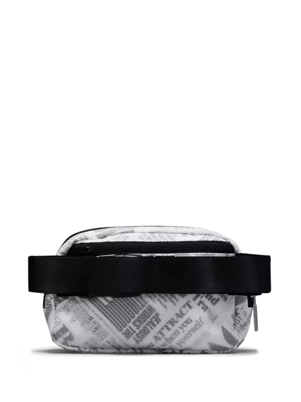 حقيبة Everywhere بحزام مزينة بطبعة مانفيستو