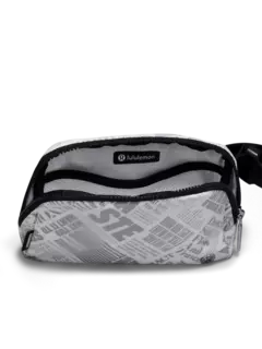 حقيبة Everywhere بحزام مزينة بطبعة مانفيستو