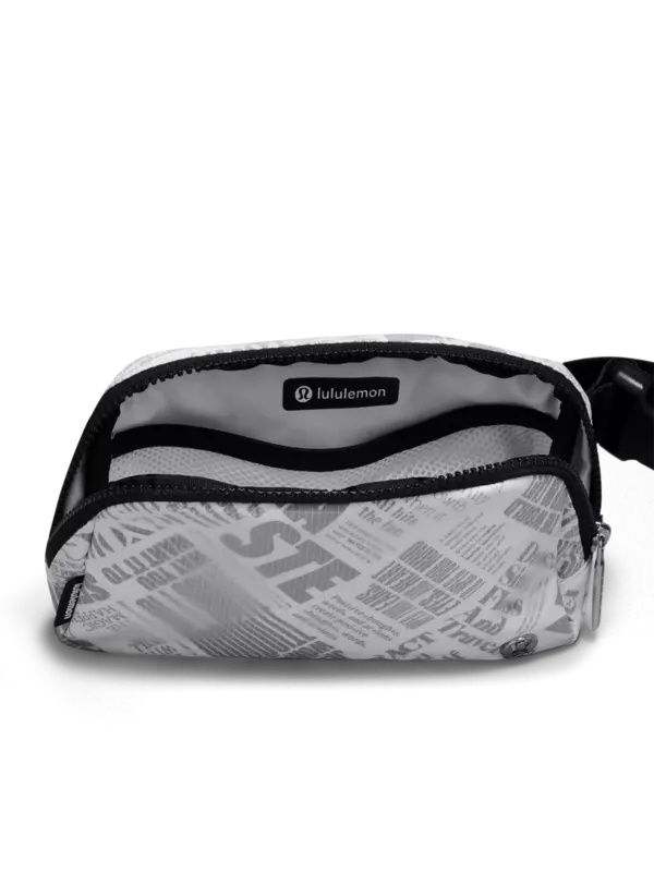 حقيبة Everywhere بحزام مزينة بطبعة مانفيستو