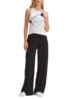 حقيبة Everywhere بحزام مزينة بطبعة مانفيستو