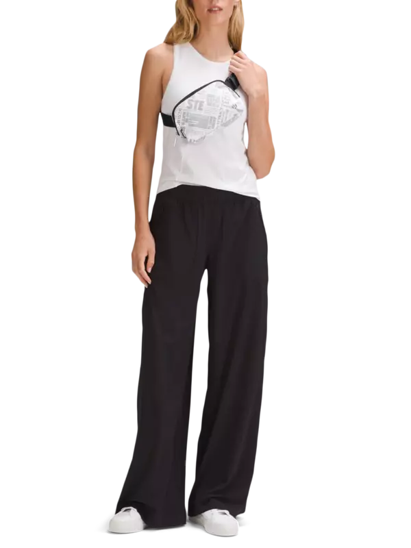 حقيبة Everywhere بحزام مزينة بطبعة مانفيستو