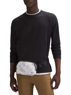 حقيبة Everywhere بحزام مزينة بطبعة مانفيستو