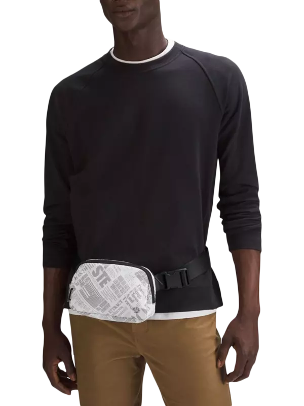 حقيبة Everywhere بحزام مزينة بطبعة مانفيستو