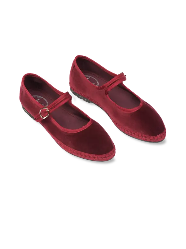 /original/LUCRECIA_CONS_Red_3.png_convert-600x800