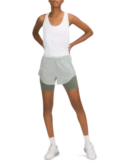 بلوزة بدون أكمام من تشكيلة لوف