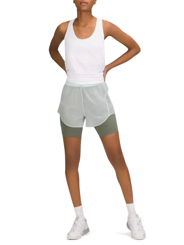 بلوزة بدون أكمام من تشكيلة لوف