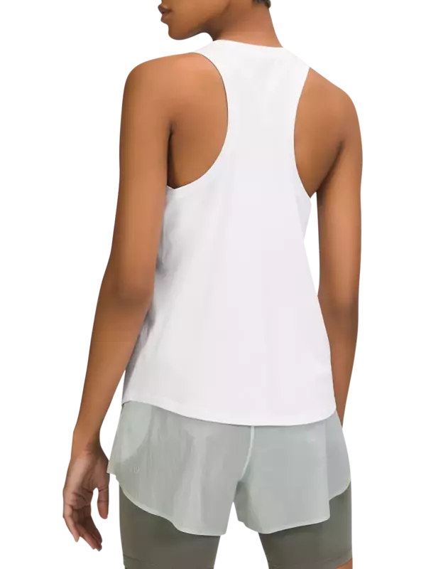 بلوزة بدون أكمام من تشكيلة لوف