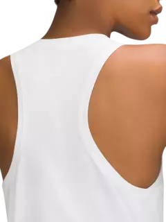 بلوزة بدون أكمام من تشكيلة لوف