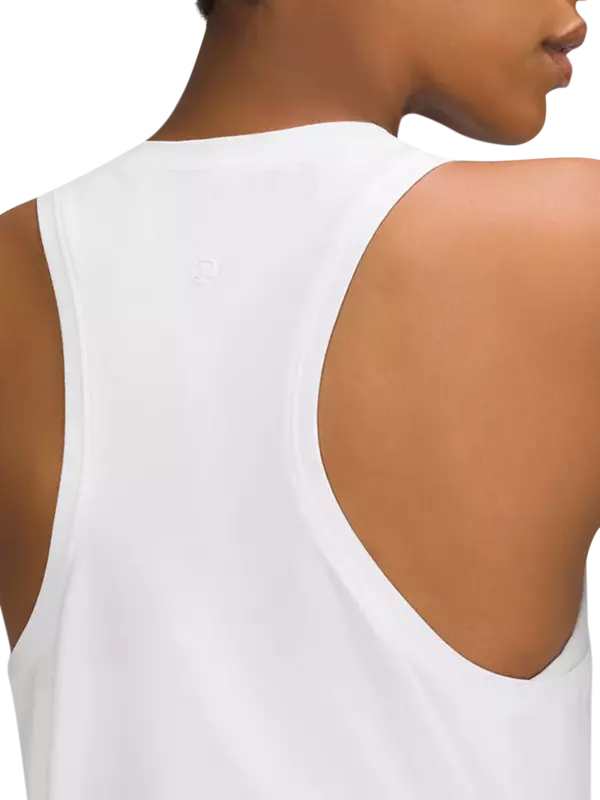 بلوزة بدون أكمام من تشكيلة لوف