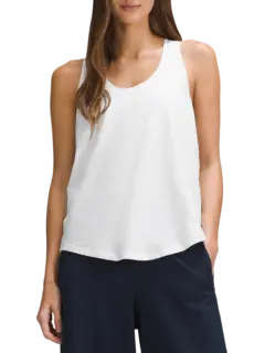 بلوزة بدون أكمام من تشكيلة لوف