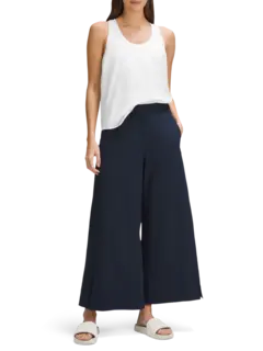 بلوزة بدون أكمام من تشكيلة لوف