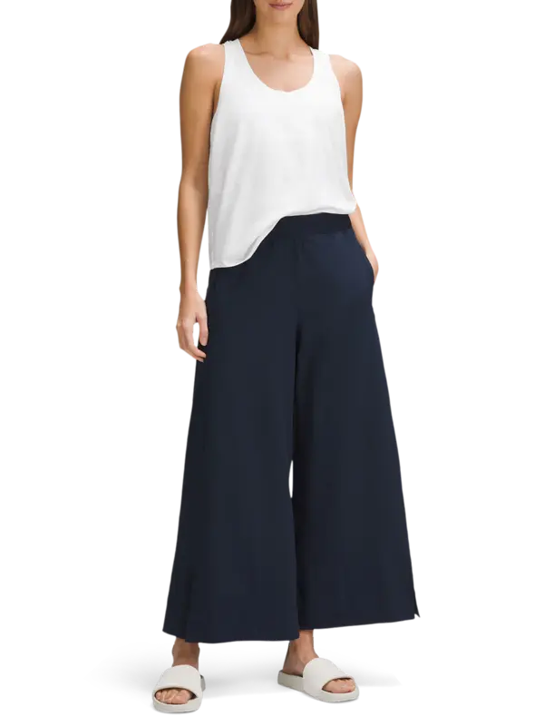 بلوزة بدون أكمام من تشكيلة لوف