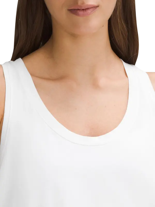 بلوزة بدون أكمام من تشكيلة لوف